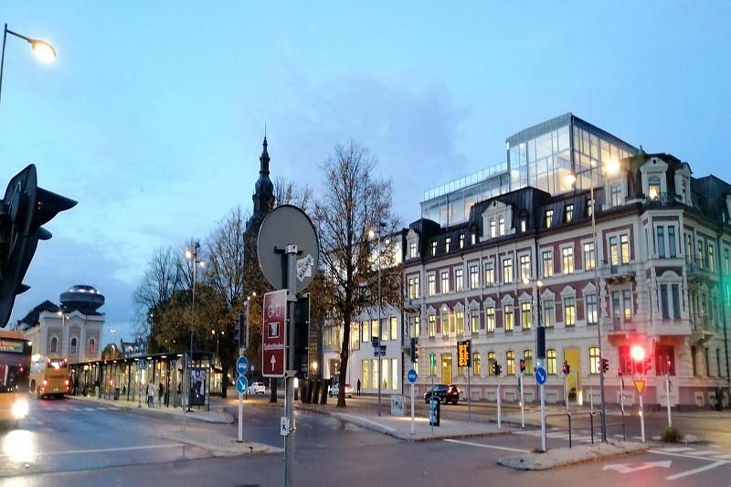 Torg i Kristianstad med uteserveringar och historiska byggnader