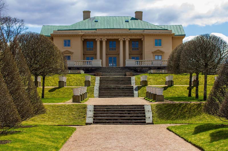 Gunnebo slott i Mölndal omgivet av grönskande trädgård