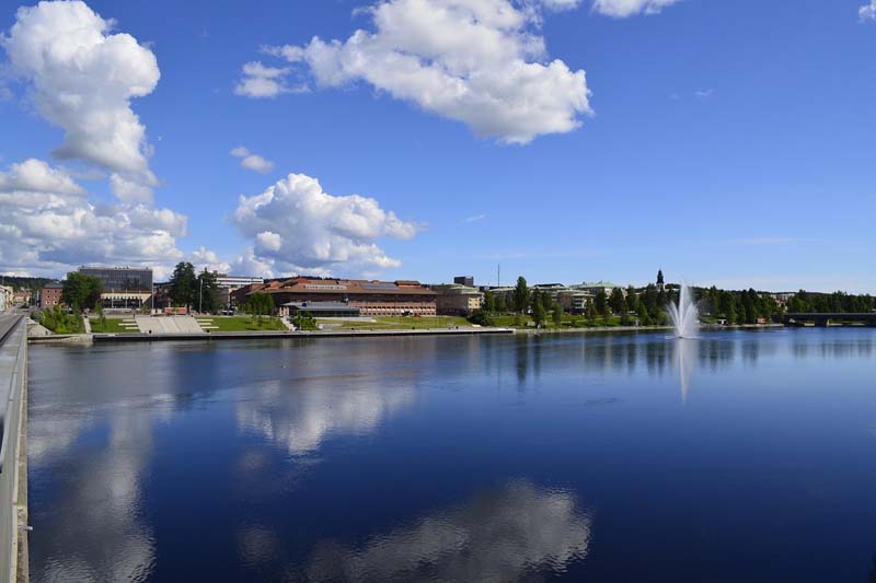 Skellefteälven som rinner genom centrum en sommardag