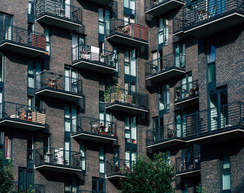 Fasad med balkonger på bostadshus, exempelbild för fastighetsförvaltning online