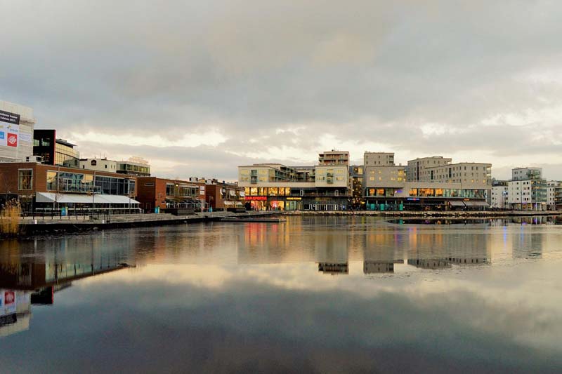 Vy över Munksjön i Jönköping med moderna byggnader längs vattnet