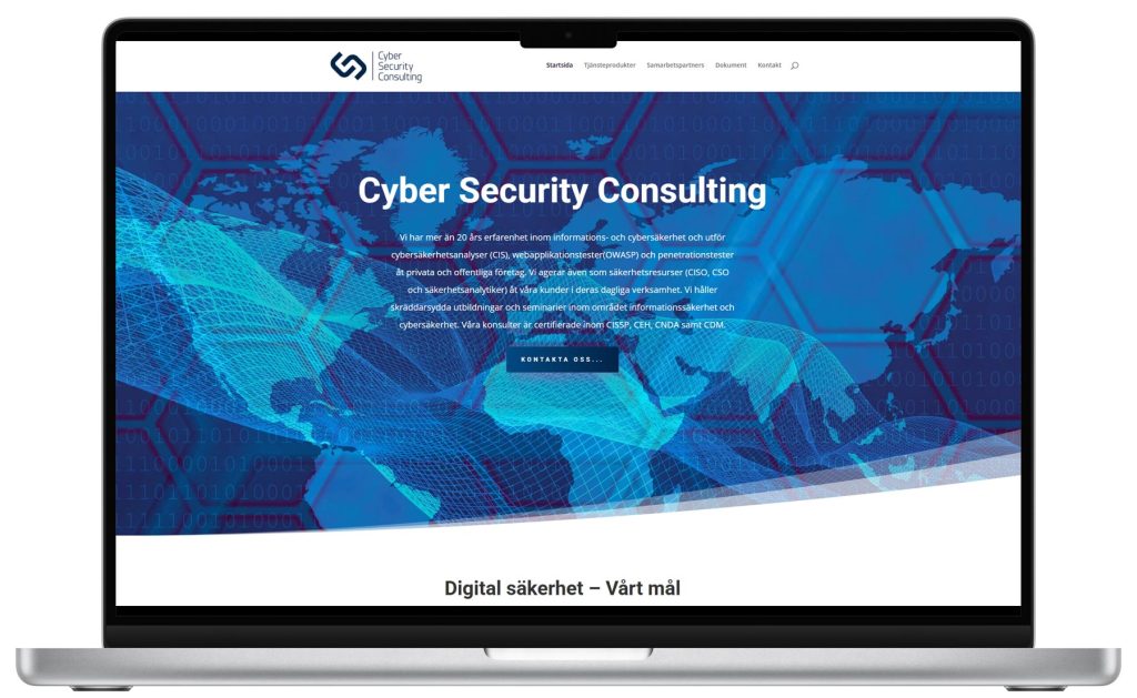 Laptop som visar Cyber Security Consultings webbplats med blå världskarta i digital stil.