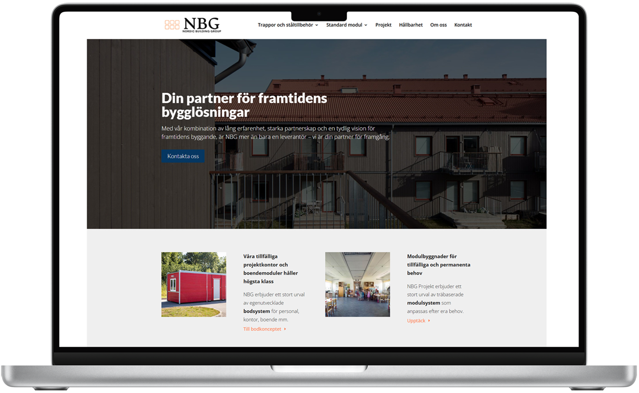 Laptop som visar Nordic Building Groups webbplats med modulhus och bygglösningar.