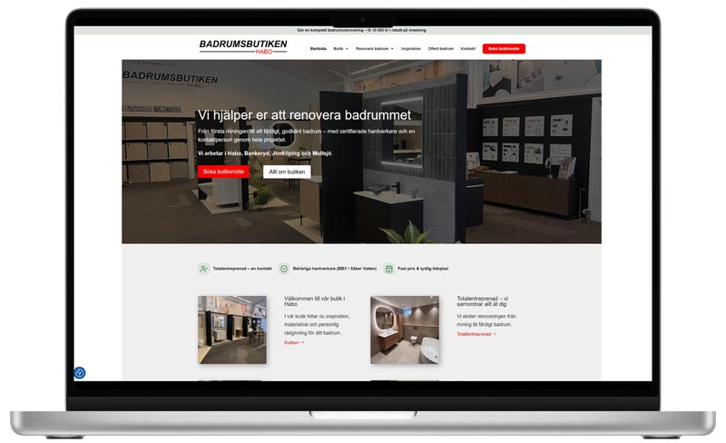 Laptop som visar JW Kakelsättnings webbplats med bild på butik i Habo och information om badrumsrenoveringar.